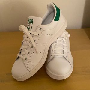 Adidas size 6. (Fits a women’s 8) NWOT